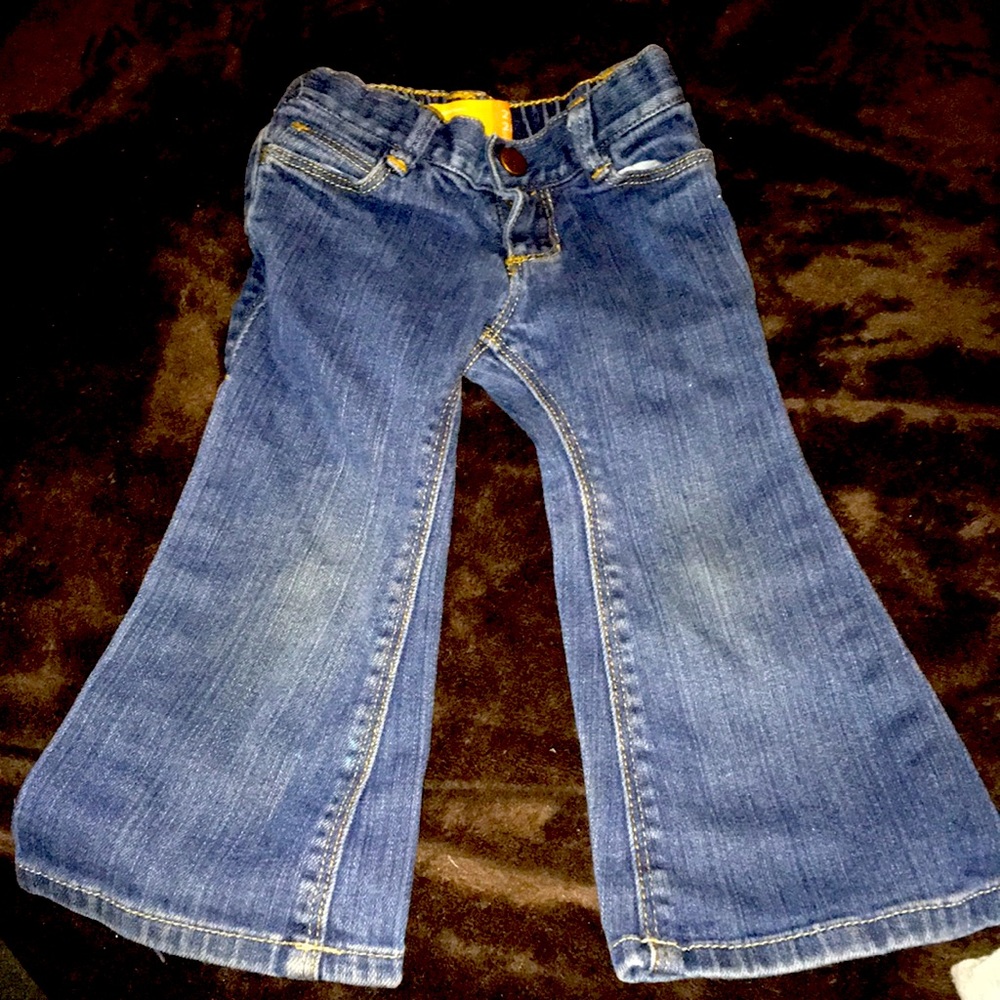 Old Navy 2T girls jeans with adjustable waste straps. Excellent condition.